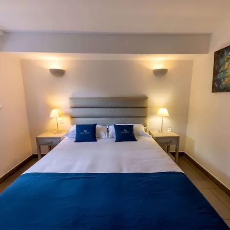 Western Casa Bianca, Piscine Interieure Et Exterieure カルヴィ