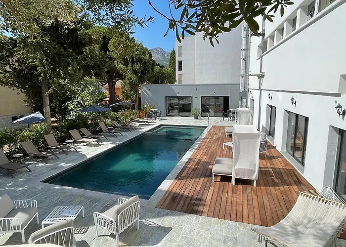 Western Casa Bianca, Piscine Interieure Et Exterieure Кальви