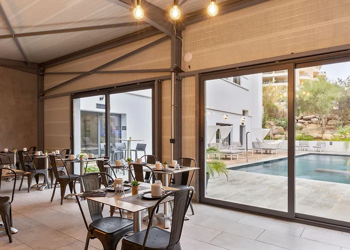 Western Casa Bianca, Piscine Interieure Et Exterieure 3* Кальви