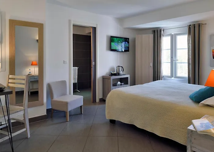Western Casa Bianca, Piscine Interieure Et Exterieure 3* Кальви